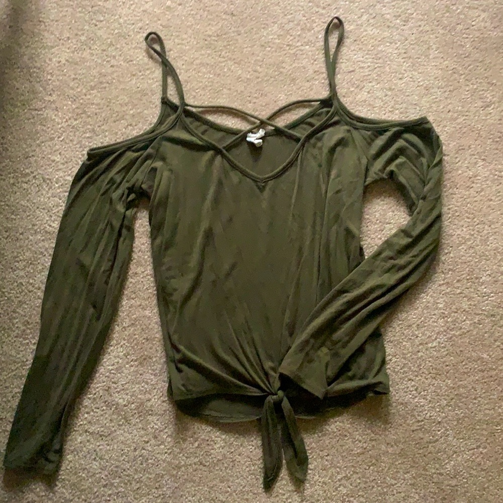 long sleeve w/ shoulder cut outs & crisscross